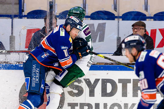 Växjös Ilari Melart tacklar Färjestads Jacob Nilsson