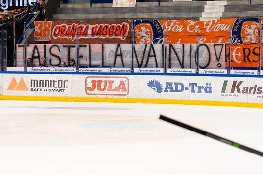 Banderoll med Växjös Juuso Vainio namn bakom plexiglaset