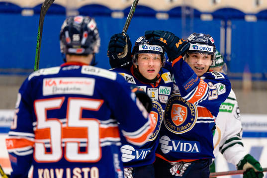 Växjös Marcus Sylvegård och Pontus Holmberg  jublar