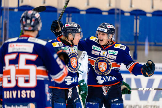 Växjös Marcus Sylvegård och Pontus Holmberg  jublar