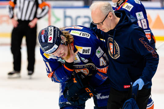Växjös Ludvig Nilsson får hjälp av isen