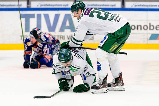 Färjestads Jens Westin och Linus Arnesson jublar