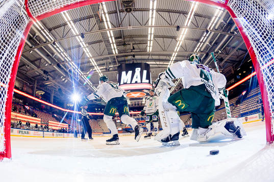 Färjestads målvakt Henrik Haukeland deppar