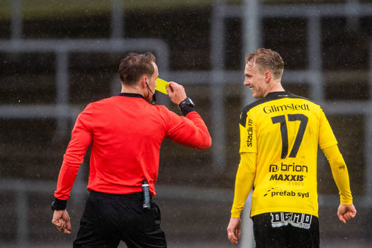 Häckens Gustav Berggren får gult kort