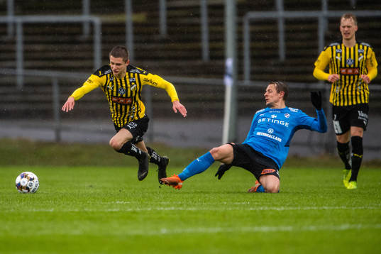 Häckens Leo Bengtsson och Halmstads Joel Allansson