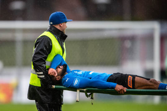 Halmstads Phil Ofosu-Ayeh lämnar planen på bår