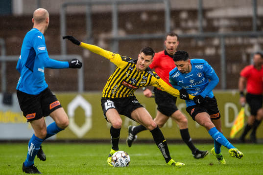 Häckens Alexander Jeremejeff  och Halmstads Amir Al-Ammari