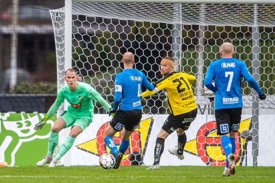 Halmstads Andreas Johansson framför Häckens målvakt