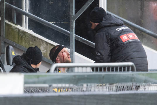 Häckens Rasmus Lindgren blöder från ögonbrynet