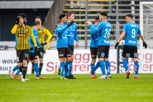 Halmstads Mikael Boman jublar med lagkamrater samtidigt som