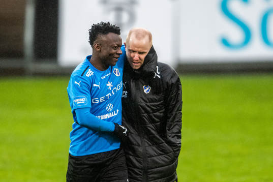 Halmstads Thomas Boakye och Simon Lundevall jublar