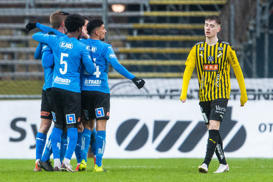 Halmstads Mikael Boman jublar med lagkamrater