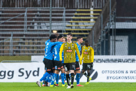 Halmstads Mikael Boman jublar med lagkamrater