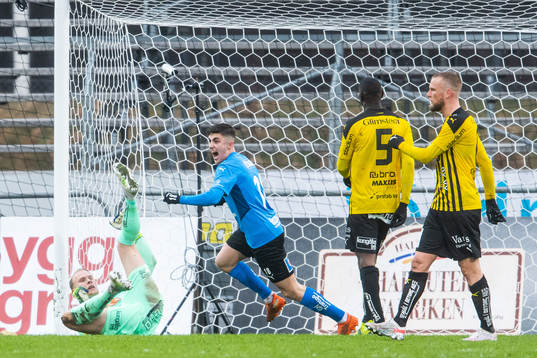 Halmstads Emil Tot Wikström jublar