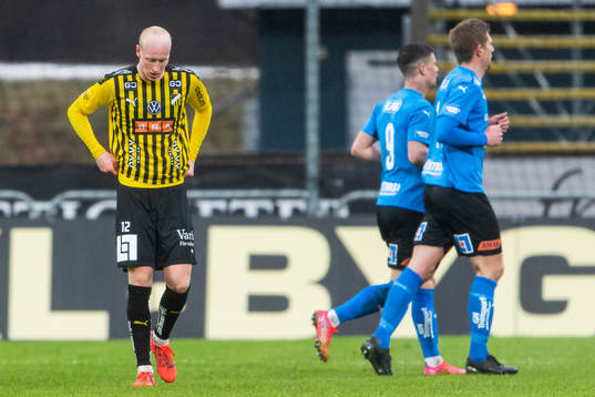Häckens Valgeir Fridriksson deppar medan  Halmstads Markus