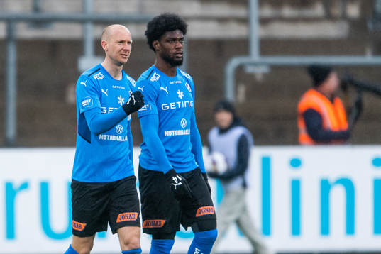 Halmstads Andreas Johansson och Joseph Baffoe jublar