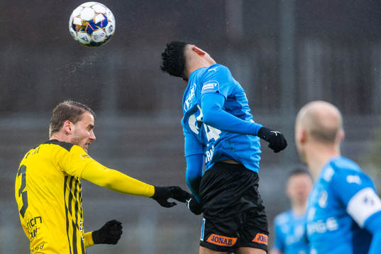 Häckens Johan Hammar och Halmstads Amir Al-Ammari
