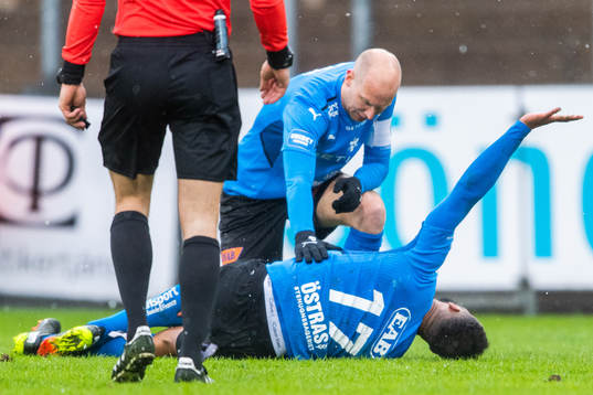 Halmstads Andreas Johansson ser om en skadad Phil Ofosu-Ayeh
