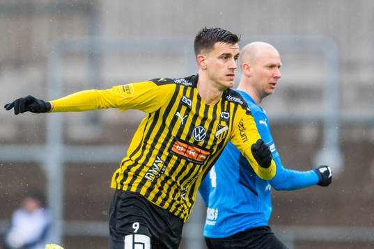 Häckens Alexander Jeremejeff  och Halmstads Andreas