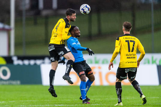 Häckens Joona Toivio och Halmstads Sadat Karim
