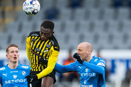 Häckens Benie Adama Traore och Halmstads Andreas Johansson