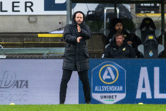 Häckens tränare Andreas Alm gestikulerar