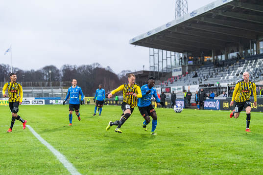 Häckens Gustav Berggren och Halmstads Thomas Boakye