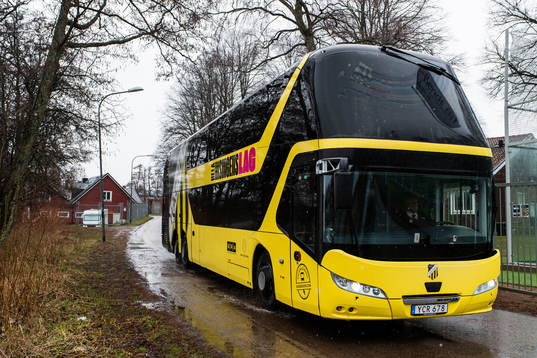 Häckens  spelarbuss anländer