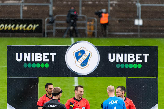 Domare Kristoffer Karlsson med Häckens Rasmus Lindgren och
