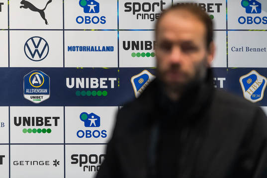 Backdrop vid presskonferensen med Häckens tränare Andreas
