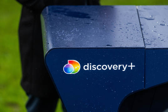 En bänk med regndroppar på tillhörande Discovery+