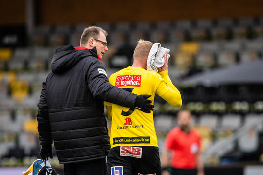 Mjällbys Daan Klinkenberg får hjälp av planen