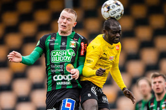 Varbergs Anton Liljenbäck  och Mjällbys Enock Kofi Adu