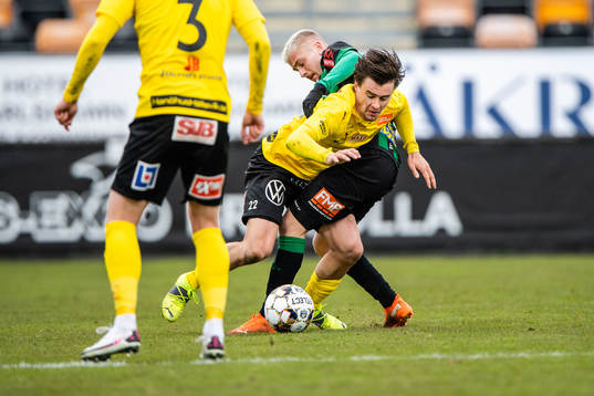 Mjällbys Jesper Gustavsson och Varbergs Albin Mörfelt