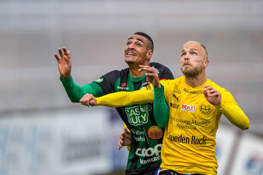 Varbergs Simon Karlsson Adjei och Mjällbys Viktor Gustafson