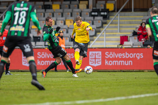 Mjällbys David Löfquist  och Varbergs Albert Ejupi