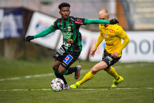 Varbergs Adama Fofana  och Mjällbys Viktor Gustafson