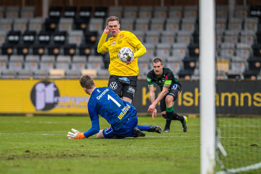 Mjällbys Jacob Bergström med målchans och Varbergs