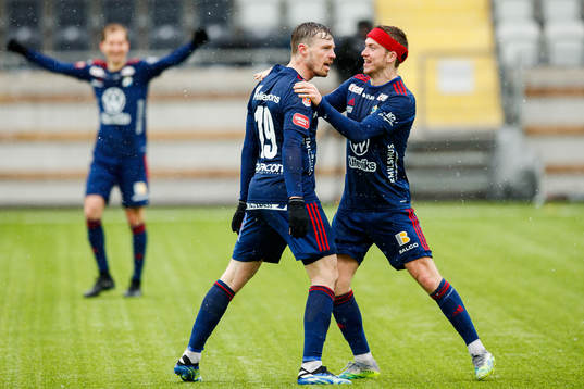 Östers Nicolas Mortensen  och Carl Johansson jublar