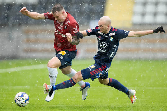 Örgrytes Marcus Haglind Sangré blir glidtacklat av