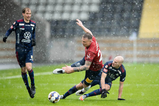 Örgrytes Marcus Haglind Sangré blir glidtacklat av
