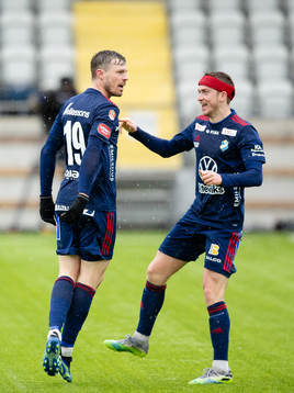Östers Nicolas Mortensen jublar med Carl Johansson