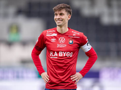 Örgrytes Daniel Paulson på line up innan fotbollsmatchen