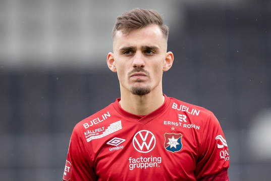 Örgrytes Ajdin Zeljkovic på line up innan fotbollsmatchen