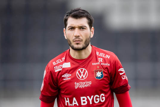 Örgrytes Anel Rashkaj på line up innan fotbollsmatchen i