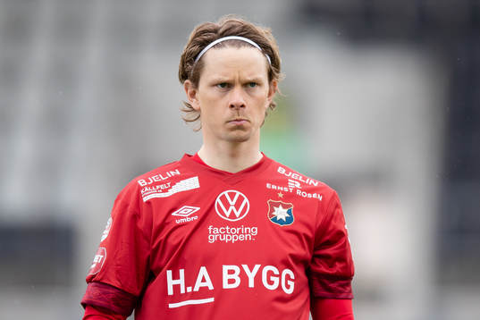 Örgrytes Anton Lans på line up innan fotbollsmatchen i