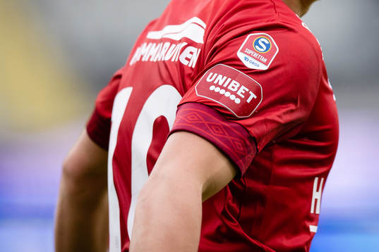 En Unibet logo på Örgrytes Kevin Ackermanns matchtröja