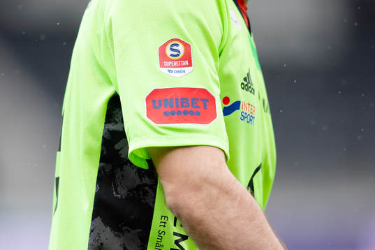 En Unibet logo på Östers målvakt Damir Mehics matchtröja