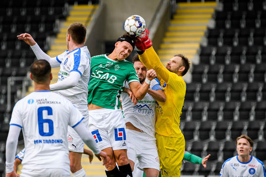 Akropolis målvakt John Alvbåge med en räddning