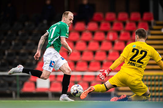 Brages Anton Lundin och Akropolis målvakt John Alvbåge